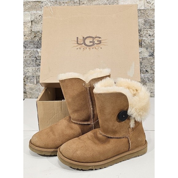 UGG Classic Bailey Button Boots in Chestnut Leather Sheepskin Womens 6 Warm Cozy - Picture 1 of 12